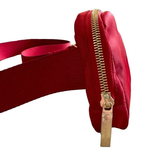 ♥️ DARK RED ♥️ LULULEMON Everywhere Belt Bag + Gold Hardware - New Year NWT - Picture 5 of 7